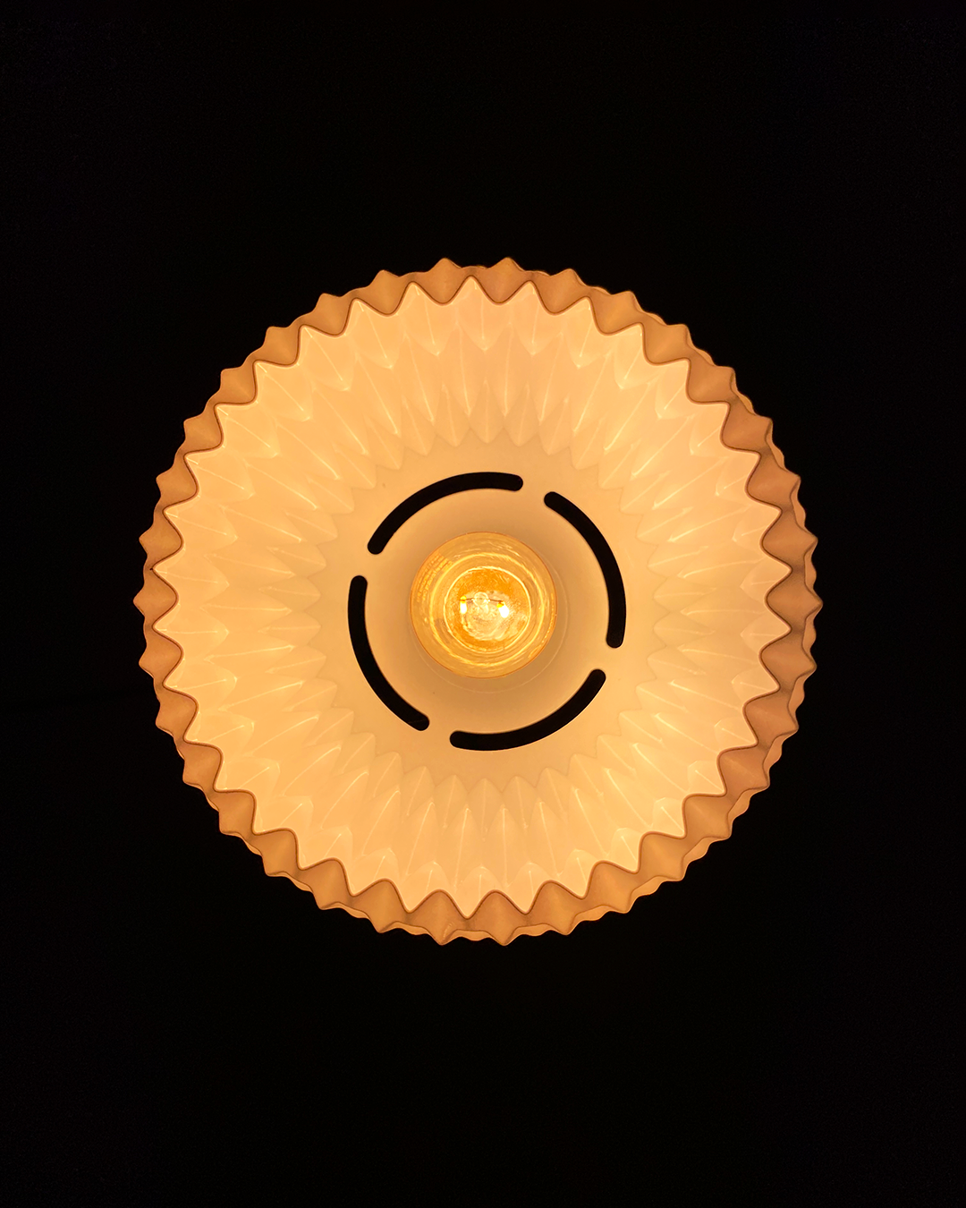 Wavy Lamp – Sculptural 3D-Printed Ceiling Light