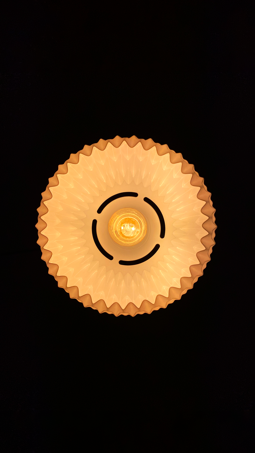 Wavy Lamp – Sculptural 3D-Printed Ceiling Light