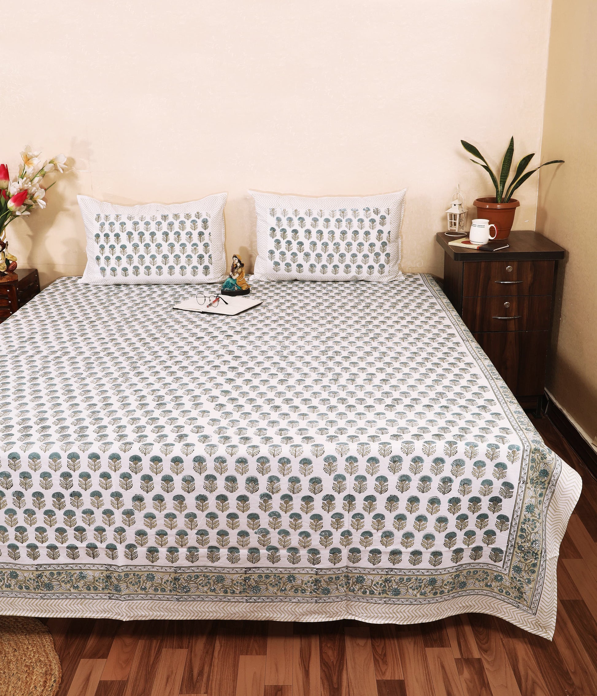 THE HIGHMOUR BLOOMLINE collection bedsheet in block print from Jaipur, made of pure cotton, featuring elegant floral designs